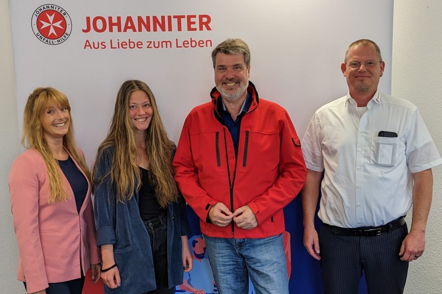 Lisa Jungkeim (B.A. LGyGe, B.Sc. Psychologie, Johanniter), Juliane Eger (Sozialbetreuerin, Johanniter), Michael Thews MdB, Martin Vollmer (Marketing und Kommunikation, Johanniter)